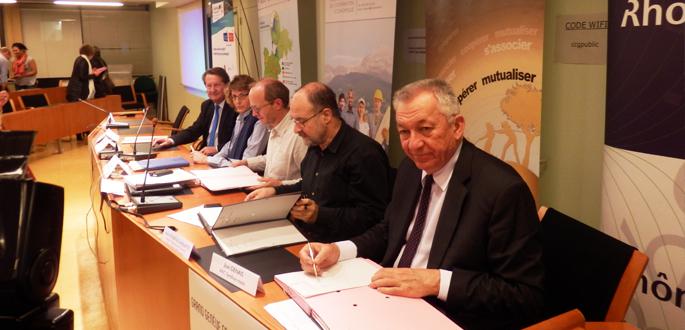 L’ARC signe un Contrat Économique Sectoriel Économie Sociale et Solidaire 2014-2016 aux côtés de la Région Rhône-Alpes et de la CRESS. L’ARC signe un Contrat Économique Sectoriel Économie Sociale et Solidaire 2014-2016 aux côtés de la Région Rhône-Alpes et de la CRESS.